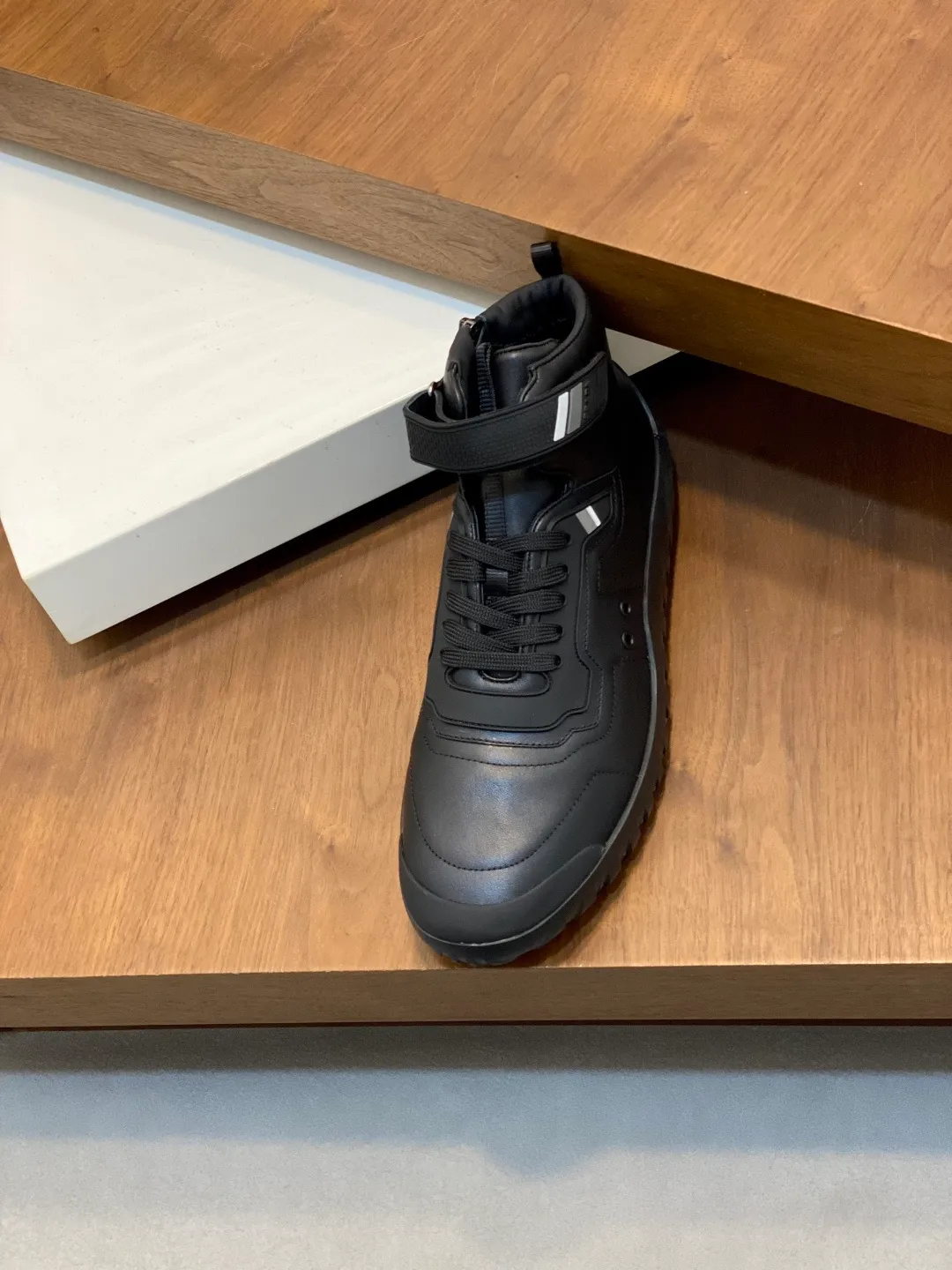 Men's shoes 💰860 Prada/Prada's new men's patchwork casual sports boots! The shoe's exquisite stitching outlines a unique geometric texture, and contemporary lines and details reinterpret the classic sports style. The upper is made of ultra-official material, and the lining is full cowhide. It is lightweight, breathable, practical and versatile. The tongue is decorated with the Prada Milano logo, and the logo print is embellished with the laces. It is paired with a 2.5cm two-color rubber sole to create a comfortable wearing experience. Comes with full set of original packaging dust bag! Size: 39-40-41-42-43-44 (45 customized) standard leather shoe size